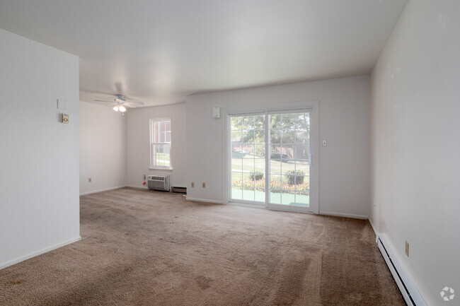 1BR, 1BA - 630SF - Living Room - Oak Hollow