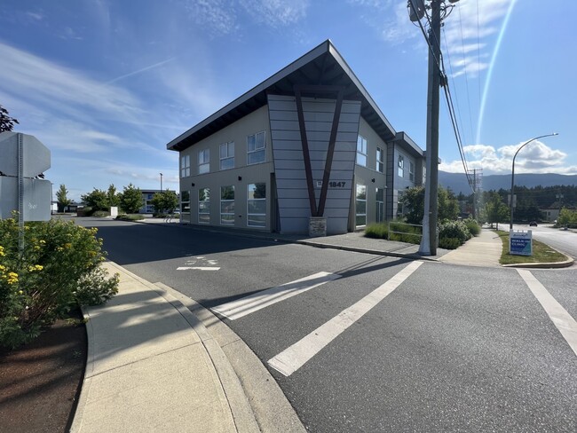 Building Photo - 1847 Dufferin Crescent