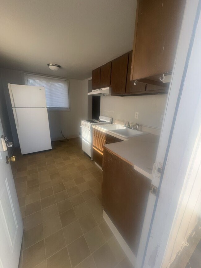 Building Photo - 2 Bed / 1 Bath Top-Floor Apartment – Acros...