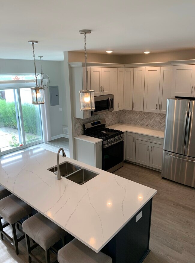 Building Photo - 303 Parkside Dr