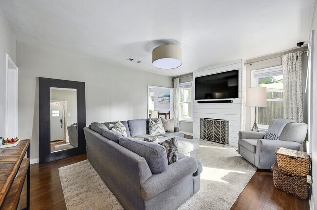 Foto del edificio - 2202 Sharon Ln