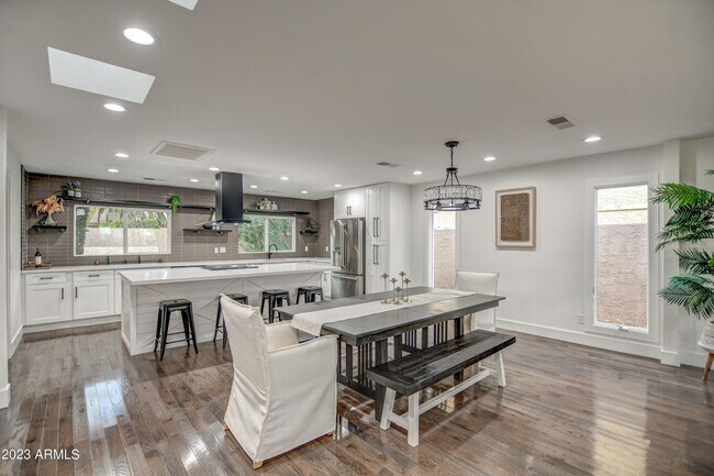 Building Photo - 8726 E San Bruno Dr