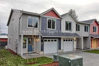 Building Photo - 320 E 7th St