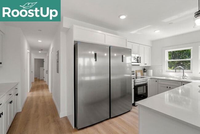 Building Photo - RoostUp Furnished Private Bedroom with Pri...