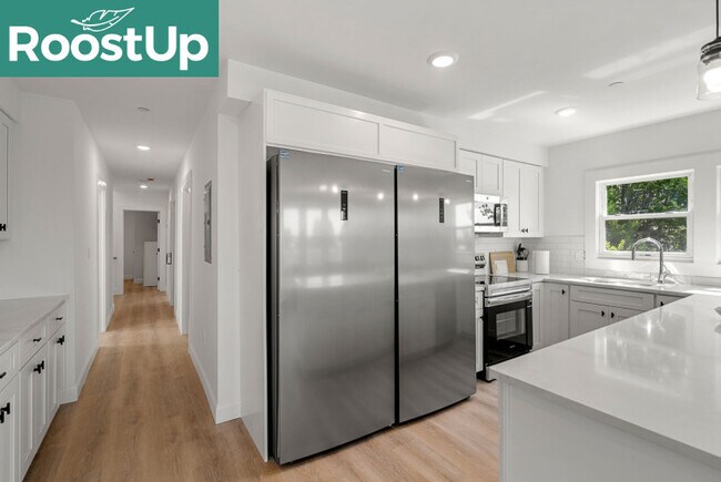 Foto del edificio - RoostUp Furnished Private Bedroom with Pri...