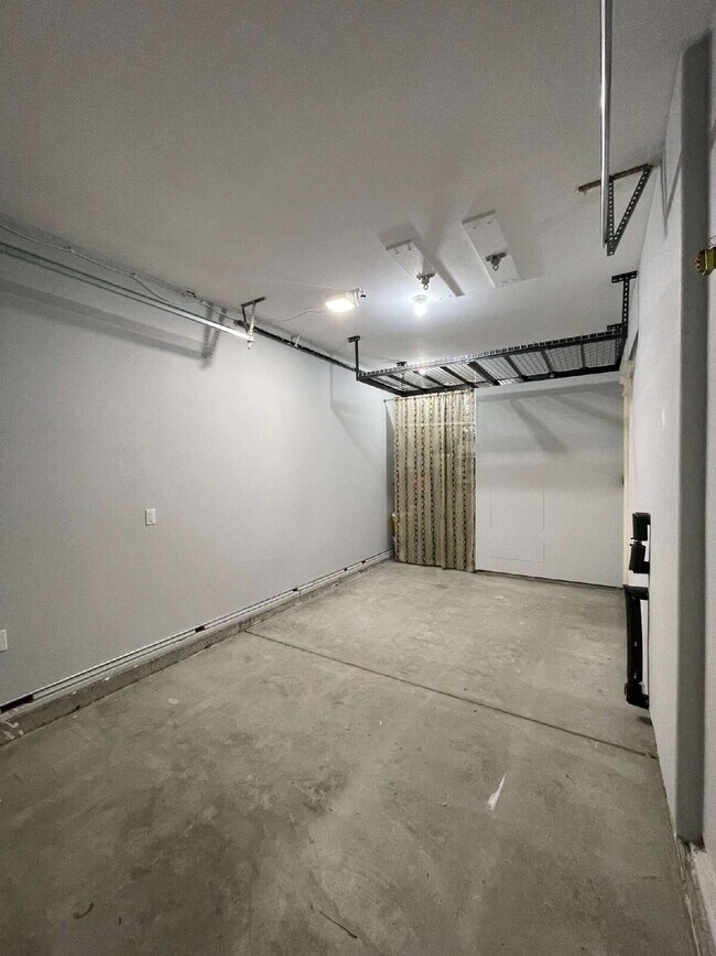Building Photo - 3 Bedroom / 2.5 Bathroom Home with Attached Garage & Fenced Backyard