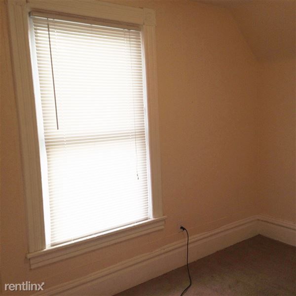 Building Photo - SE one bed upper 918 Eastern