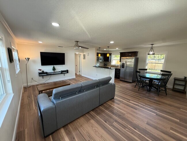 Building Photo - 709 Suzette Dr