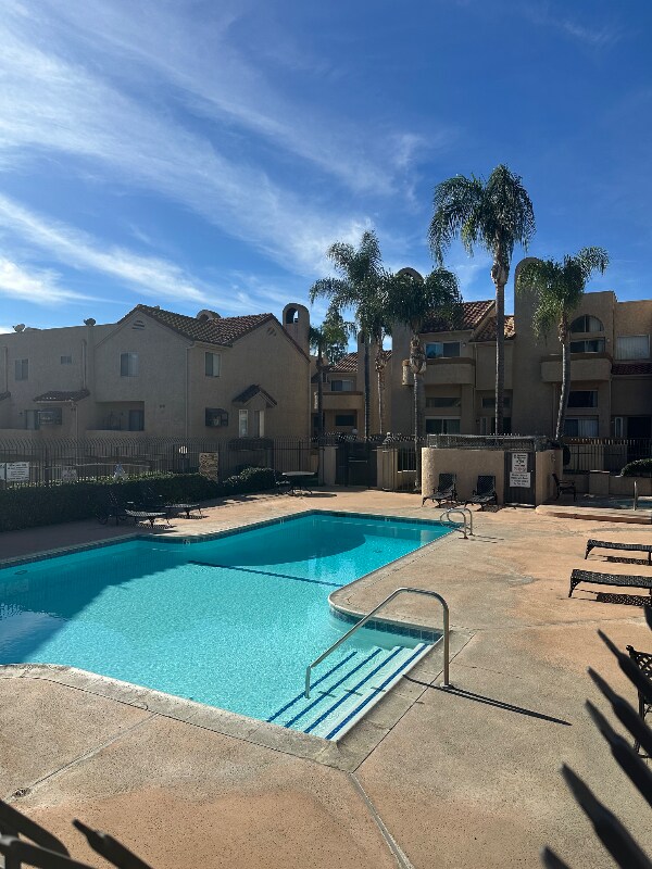 Foto del edificio - 2046 S Bon View Ave