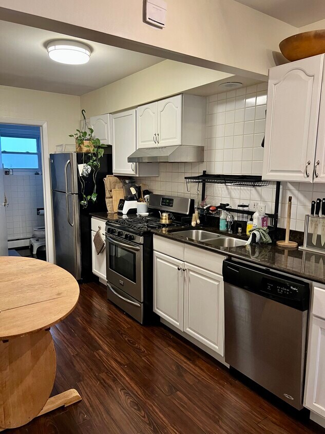 Kitchen - 120 S Grove Ave