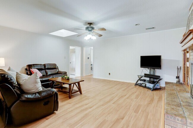 Foto del edificio - Spacious home on 1/3 of an acre w/ BONUS F...