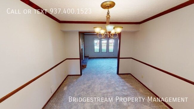 Building Photo - Spacious 3 bedroom, 2.5 bath townhouse wit...