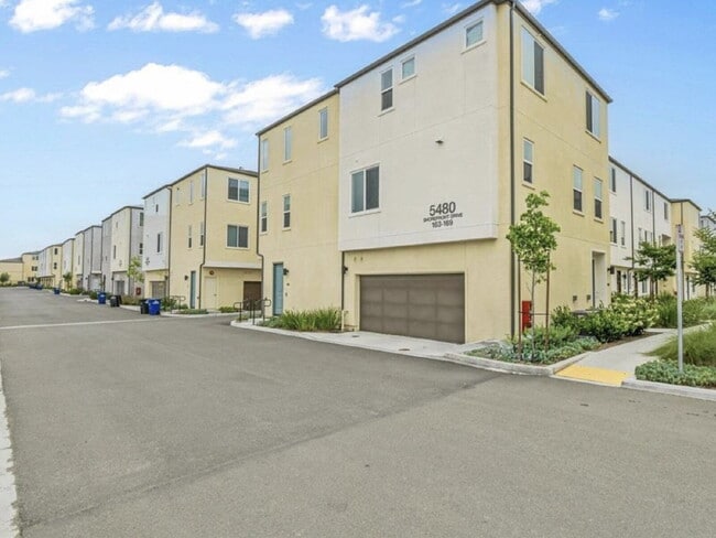 Foto del edificio - $3,950 - 4 Bed / 3.5 Bath Townhome in La Brisa Community of San Ysidro