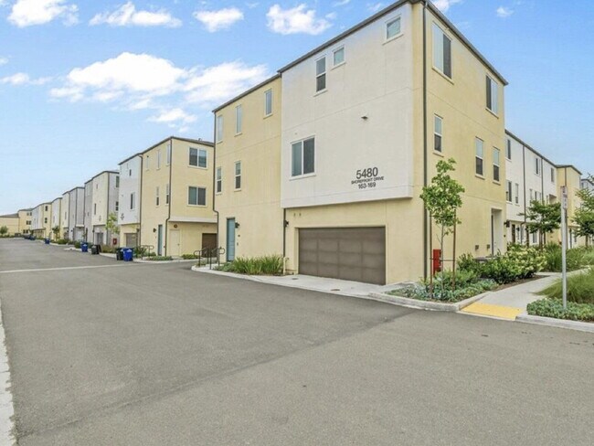Foto del edificio - $4,500 - 4 Bed / 3.5 Bath Townhome in La Brisa Community of San Ysidro