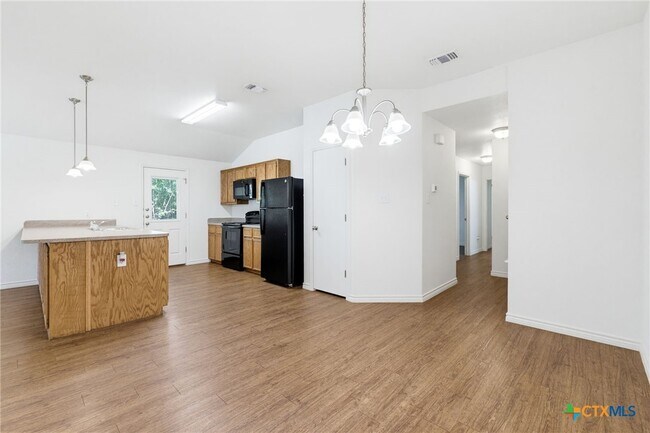 Foto del edificio - 913 Ashwood Dr