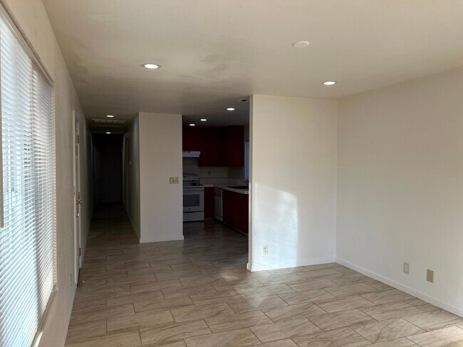 Building Photo - 657 Chestnut St