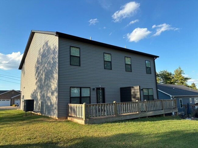 Building Photo - **LESS THAN 10 miles to Fort Knox**