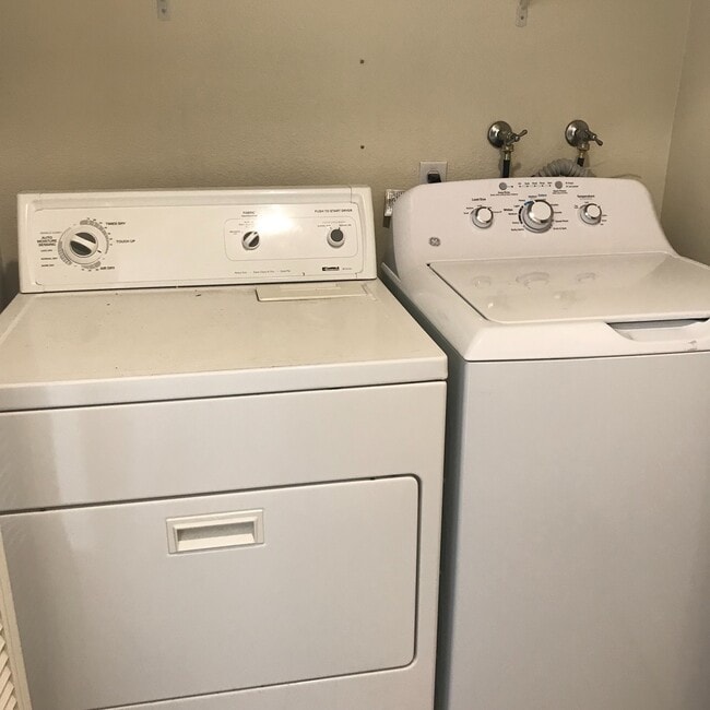 Building Photo - Lovely Townhome In The Spectrum Community For Lease