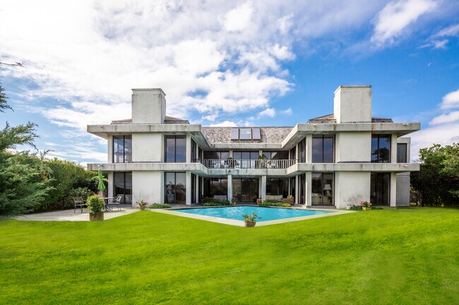 Foto del edificio - 240 Wyandanch Ln