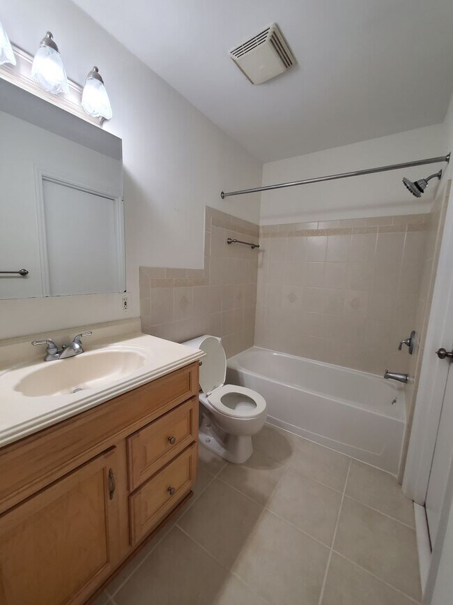 Foto del edificio - OPEN HOUSE This Sunday 12/07/25 @ 3:30PM until 4:00PM Charming 1-Bedroom Condo in Prime Sandy Spr...