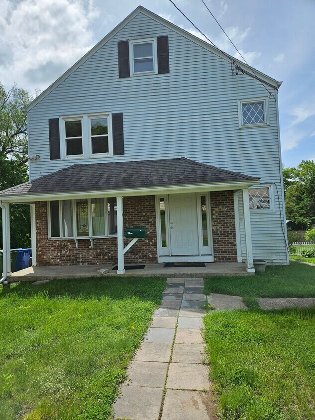 27 Magnolia Ave Unit 2, Middletown, CT 06457 Room for Rent in