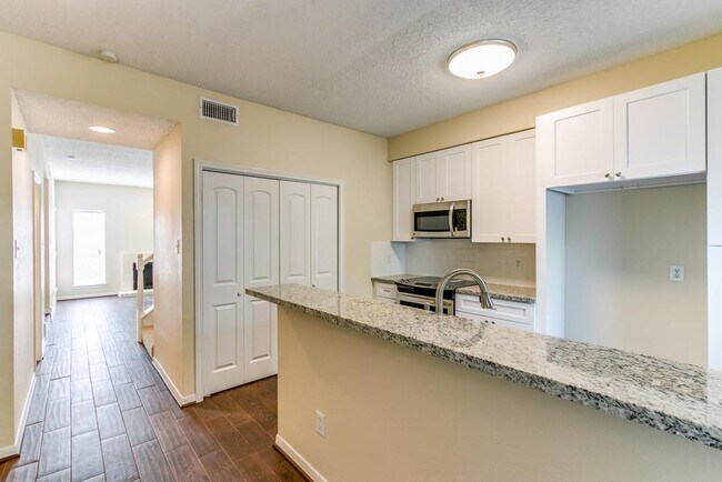 Foto del edificio - 5907 Woodway Place Ct