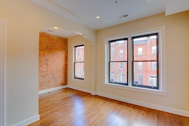 Building Photo - 2118 Saint Paul St