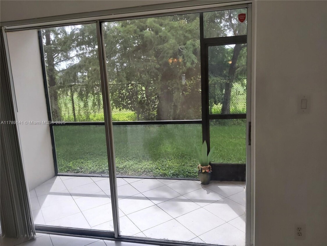 Foto principal - 8060 Fairview Dr
