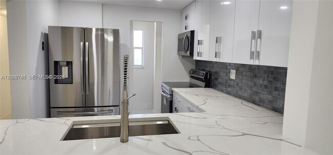Building Photo - 8010 N Colony Cir