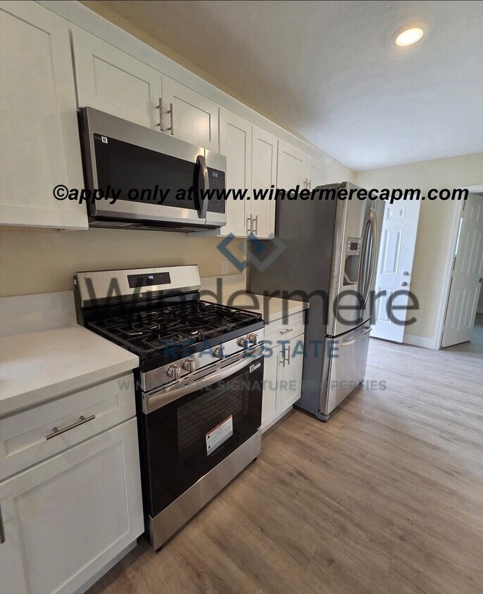 Beautifully Remodeled 3 Bedroom, 2 Bath Home on Large Lot Available NOW! - Beautifully Remodeled 3 Bedroom, 2 Bath Ho...