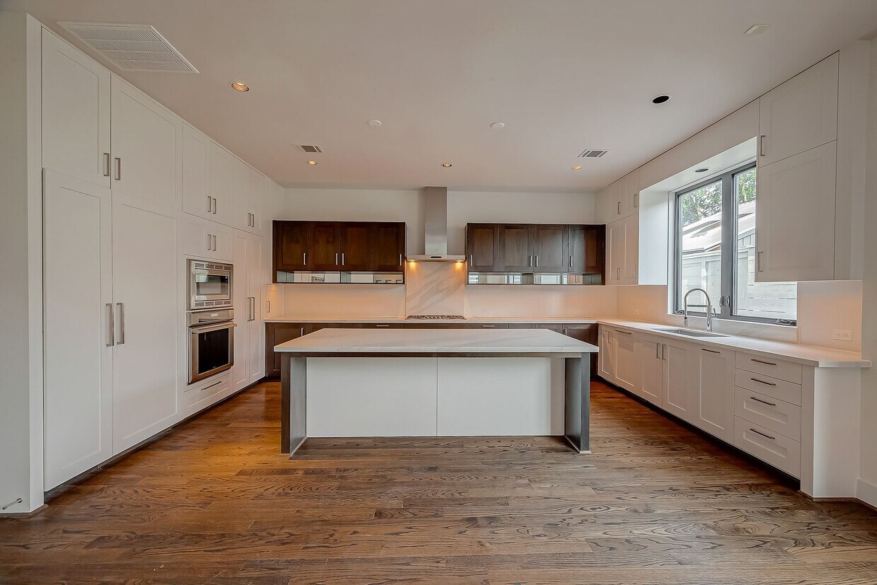 Foto principal - Beautiful contemporary home in the sought-...
