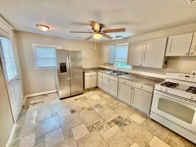 Building Photo - Beechmont Neighborhood - 1 Bed 1 Bath with Balcony and Central Air