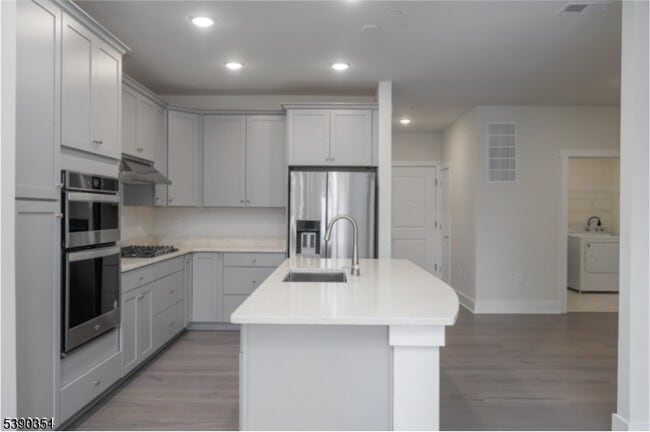 Foto del edificio - 2 Vanderbilt Blvd