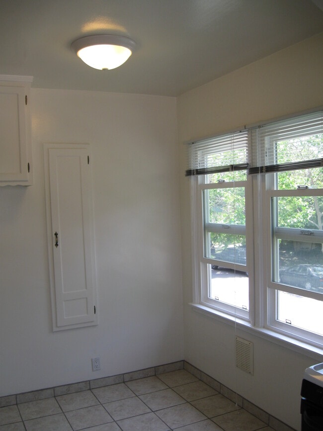 Large Eat in Kitchen - 5592 Kinston Ave