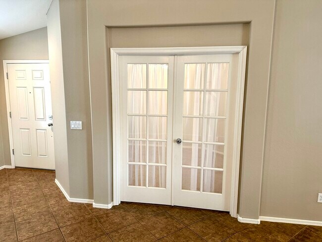 Foto del edificio - Nicely updated 4 bedroom single level home...