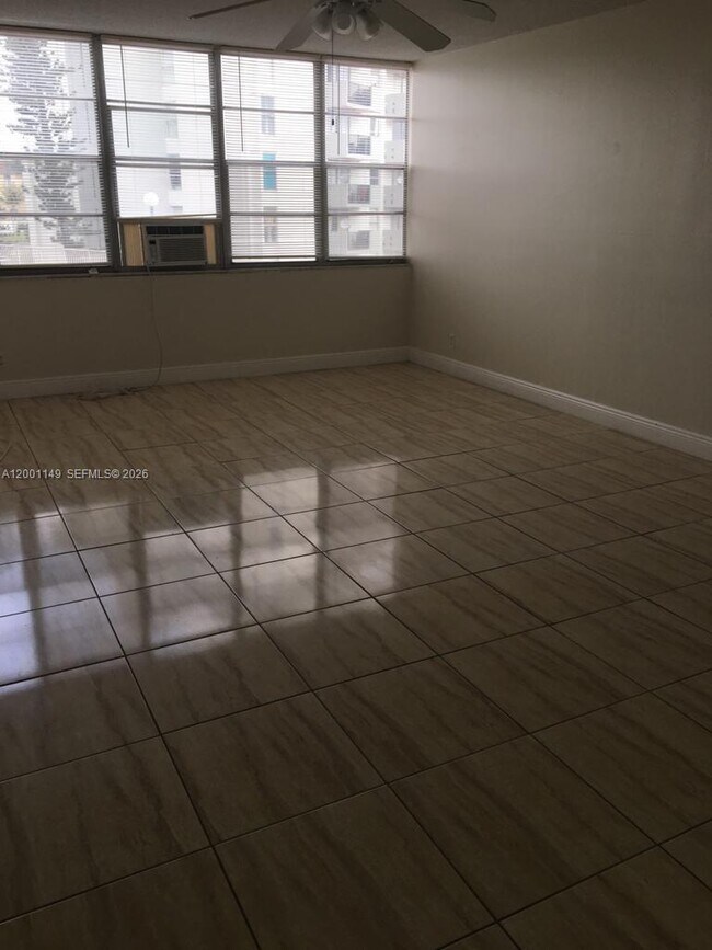 Foto del edificio - 2025 NE 164th St