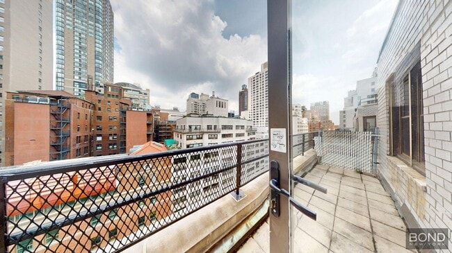 Building Photo - 220 E 63rd St