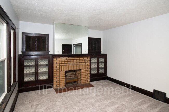 Building Photo - Charming 2BD Lakewood UP
