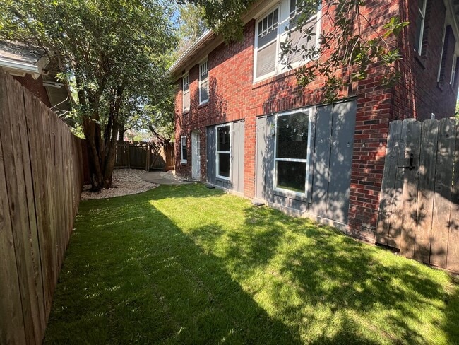 Building Photo - 2Bed/1bath Duplex in Hyde Park with Small ...