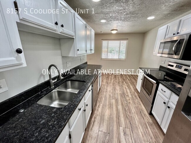 Building Photo - Amazing 3 Bedroom Midvale Top Floor Unit! ...