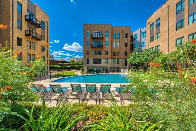 Building Photo - River House