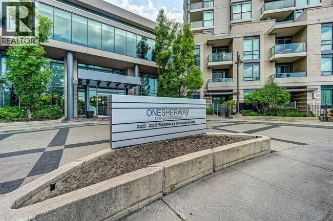 Photo du bâtiment - 225 Sherway Gardens Rd