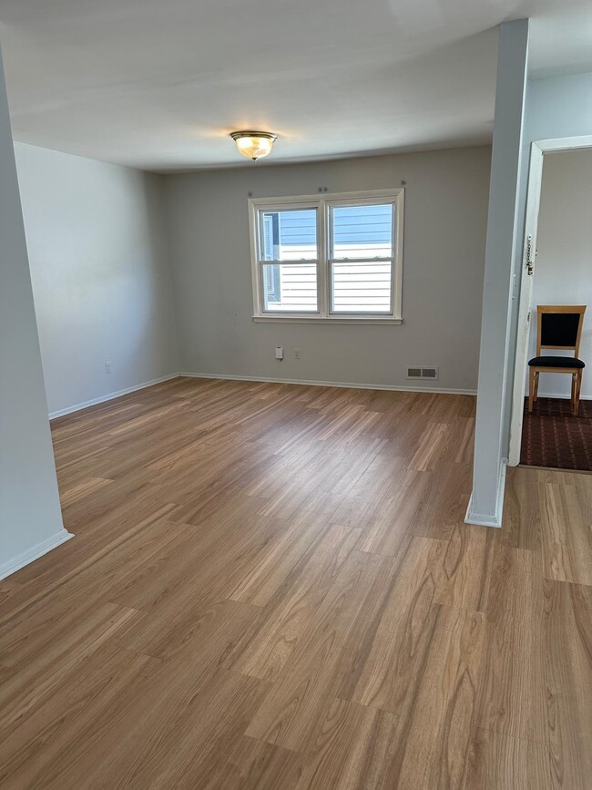 Building Photo - 12 Colonial Dr