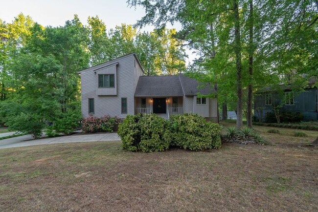 Foto del edificio - Spacious 4-Bedroom Mint Hill Retreat with Fireplace, 2-Car Garage & 3,600+ Sq Ft