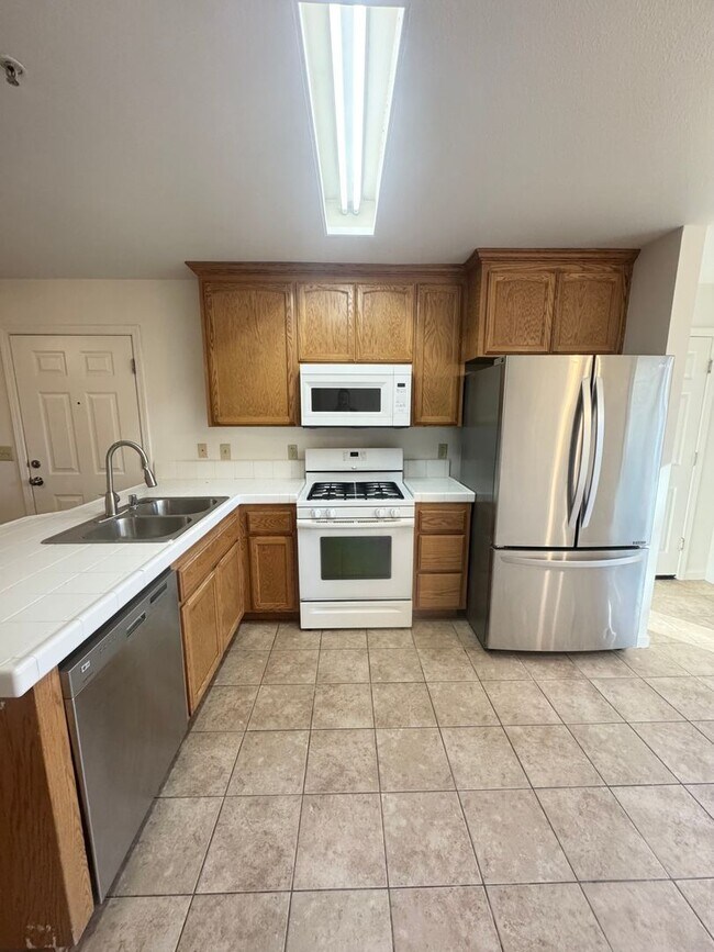 Foto del edificio - Spacious Duplex in East Redding!!