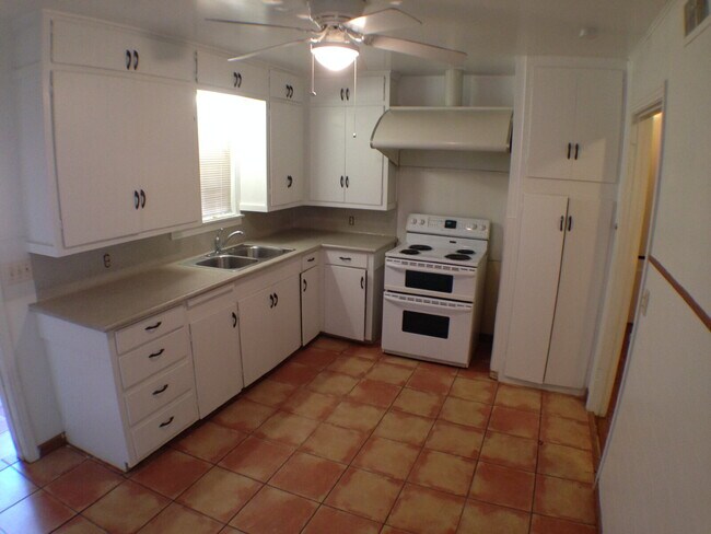 Building Photo - House with Wood Floors Convenient to Medic...