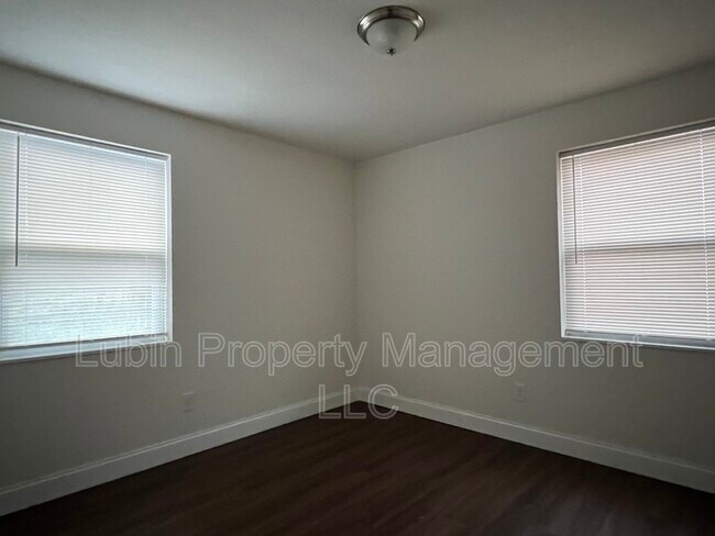 Building Photo - 1165 Krayer St