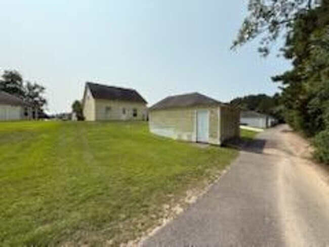 Building Photo - Convenient Southside Bungalo