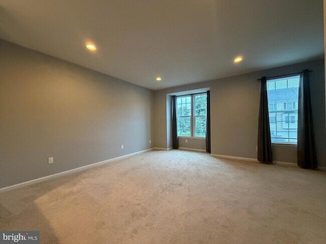 Foto del edificio - 2102 E Oak Rd