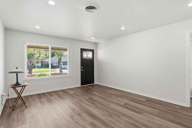 Foto del edificio - 8739 Ukiah Dr